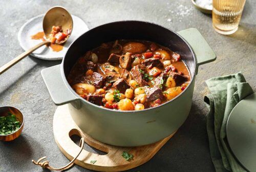 Schritt-für-Schritt-Anleitung für die Zubereitung von Boeuf Bourguignon, inklusive Zutaten und Kochzeit.
