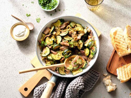 Gyros-Geschnetzeltes mit frischen Kräutern, Knoblauch und Zucchini, serviert in einer Pfanne