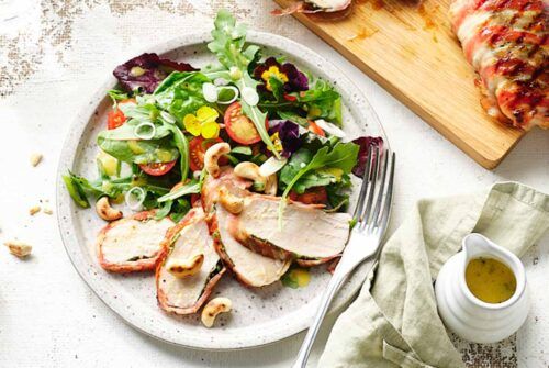 Rezept für einen Hühnerbrustsalat mit frischem Salbei, serviert auf einem leganten Teller 